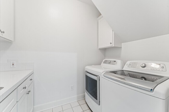 Building Photo - 2222 Nantucket Dr
