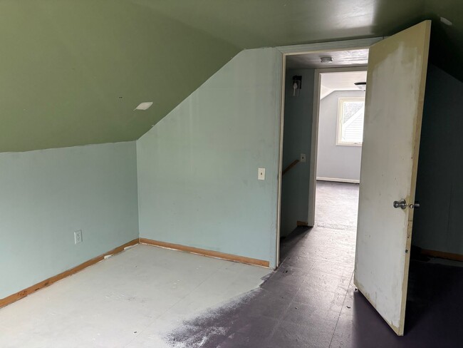 Building Photo - Check out this remodeled 4 bedroom house