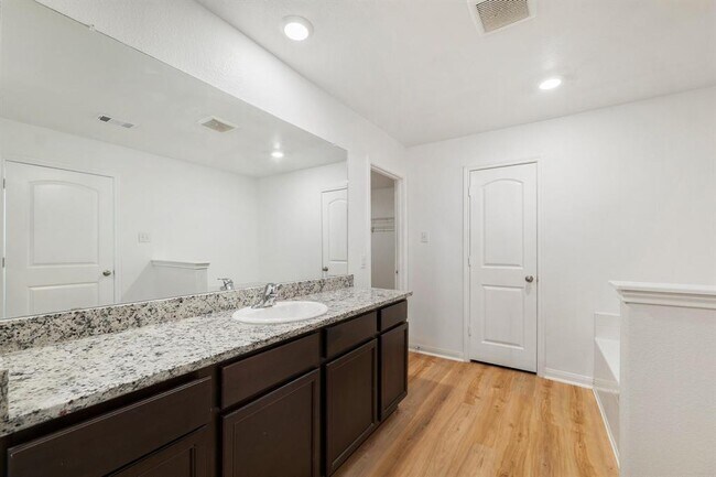 Building Photo - 317 Cres Park Dr