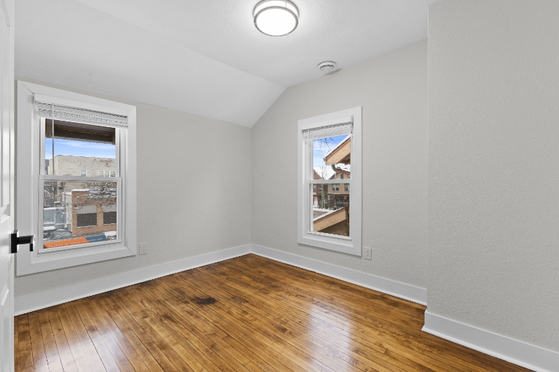 Building Photo - 1814 E Linnwood Ave