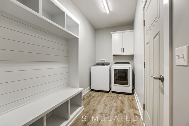 Building Photo - Luxury Townhome