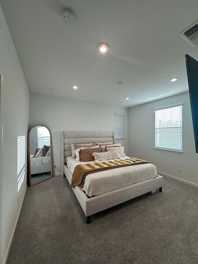 Building Photo - Modern Elegance in Roseville: Spacious 4 Bed, 3 Bath Home in Top School District!