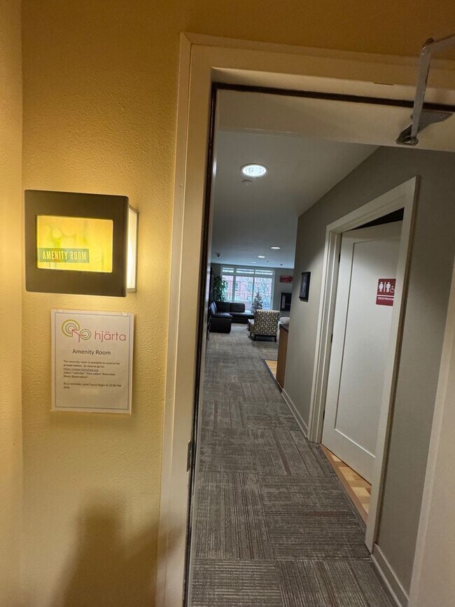 Building Photo - Spacious 2 bed 2 bath, 1000+ sq ft. condo on Market St in Ballard