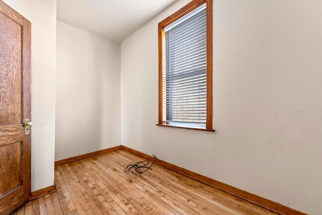 Building Photo - 2152 W Division St