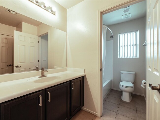Building Photo - 4 Bedroom 2.5 Bathroom