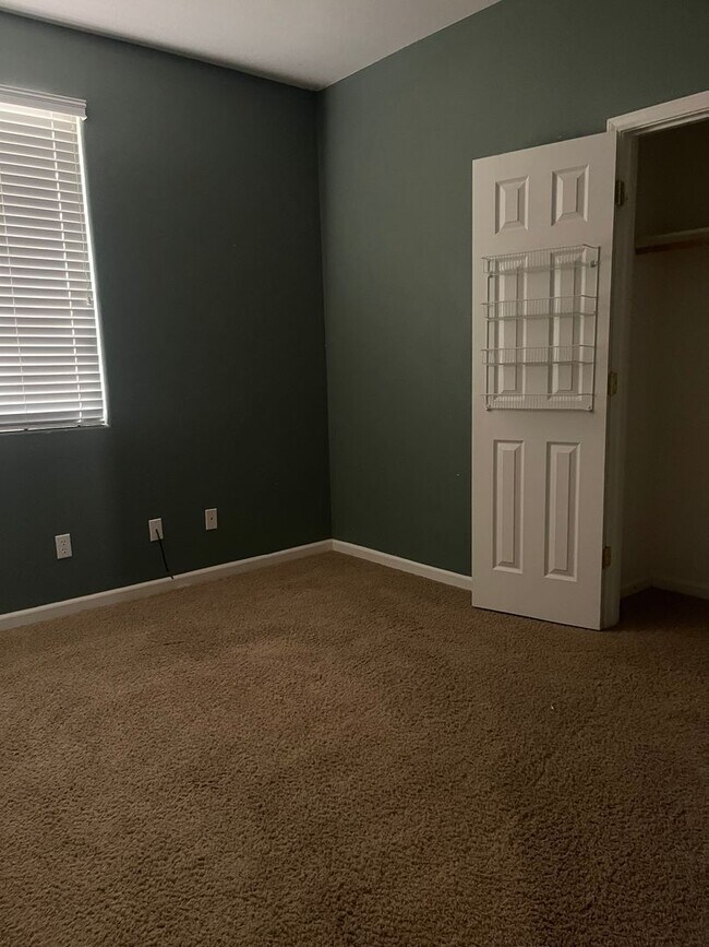 Building Photo - Beautiful home with spacious yard