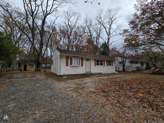 Building Photo - Spacious 3-Bedroom Home with Large Backyar...