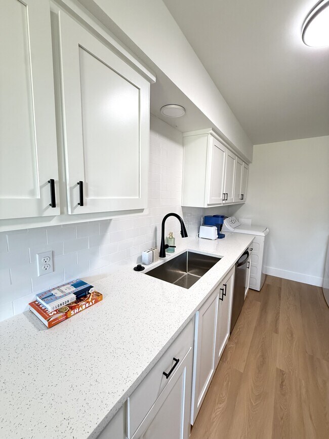 Building Photo - 1126 W Cato Springs Rd