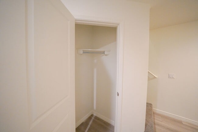 Building Photo - Spacious Townhome for Rent – Prime Location!