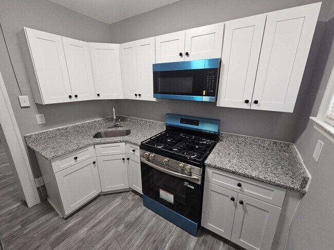 Building Photo - 2-Bedroom Townhouse