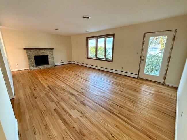 Building Photo - Severna Park - Waterfront - Round Bay Community.