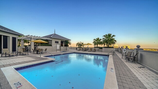 Building Photo - SEASONAL/SHOT TERM/ ANNUAL Turnkey furnished high end condo downtown