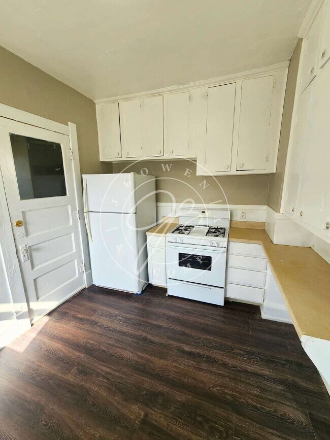 Building Photo - 2 bedroom Upper unit- over 1200 sq feet! P...