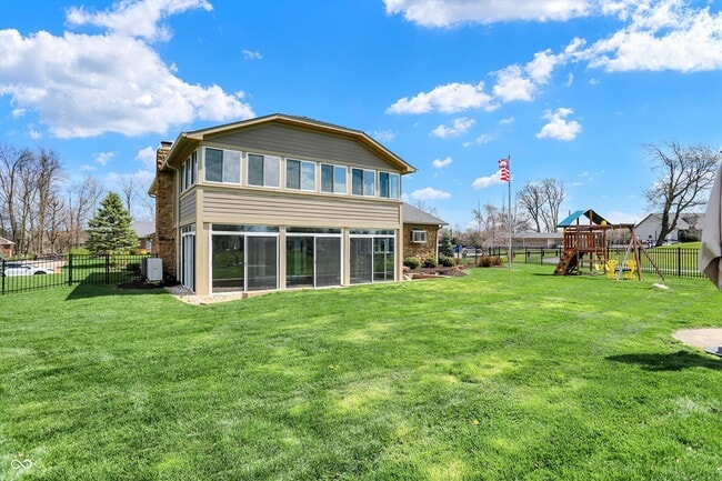 Building Photo - 3037 Golfview Dr