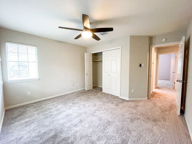 Building Photo - Beautiful 4 Bedroom 2.5 Bathroom Home in L...