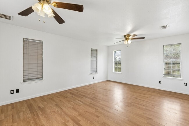 Building Photo - 2326 28th Ave N