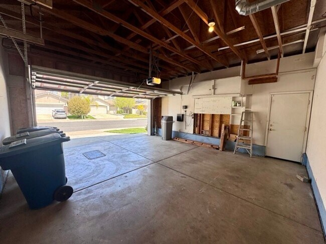 Building Photo - Beautiful 4 Bedroom + Office Home for Lease