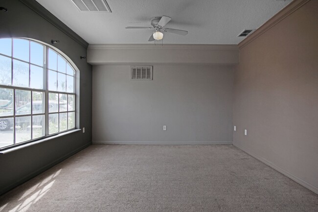 Building Photo - 2326 Fan Palm Dr