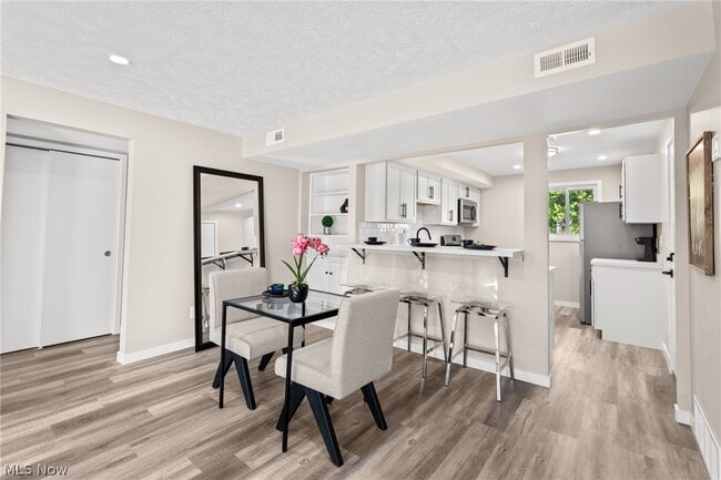 Building Photo - 21045 Southbend Cir