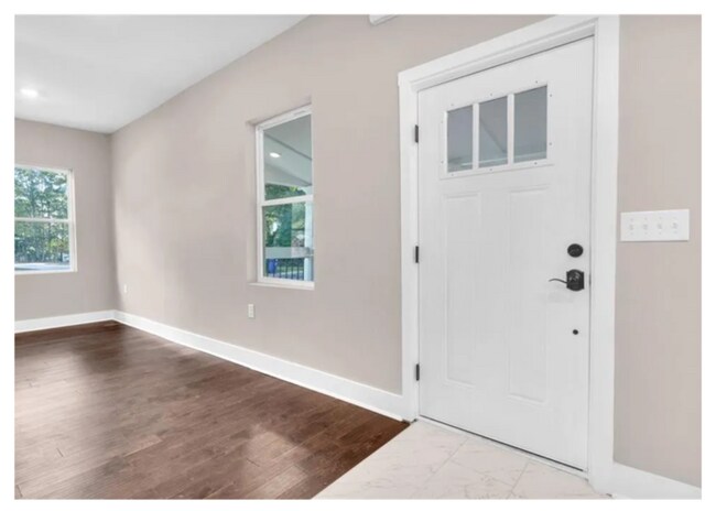 Building Photo - Fully Renovated Ranch-Style Home with Mode...