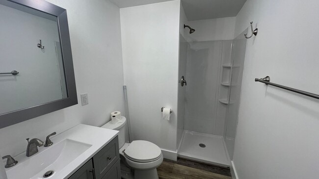 Building Photo - Very nicely remodeled 1 Bedroom Unit close...