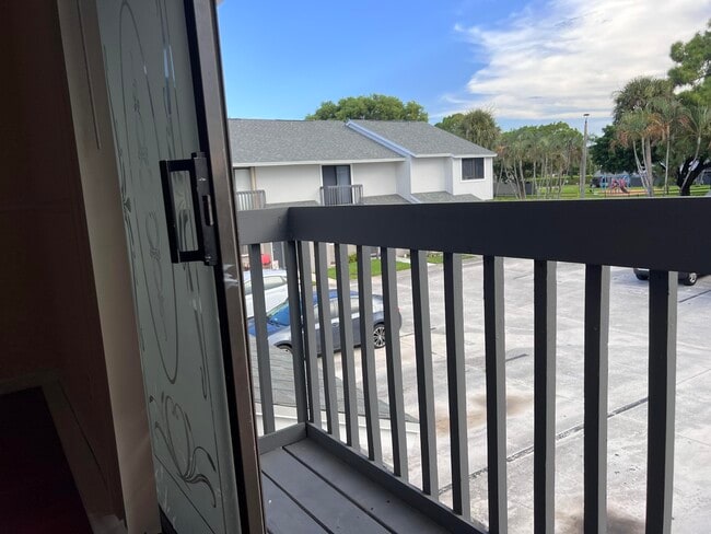 Building Photo - 5202 Bayside Dr