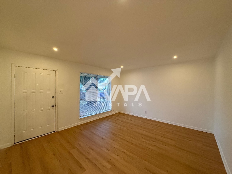 Building Photo - 4926 Lark Ave