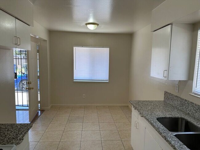 Building Photo - 3 Bedroom 1 Bathroom Duplex