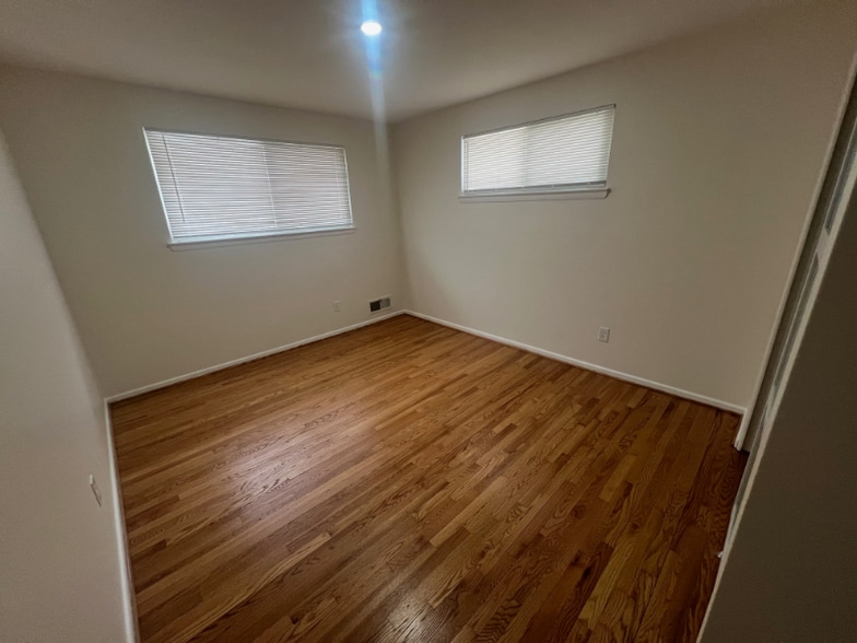 Building Photo - 522 E Indian Spring Dr