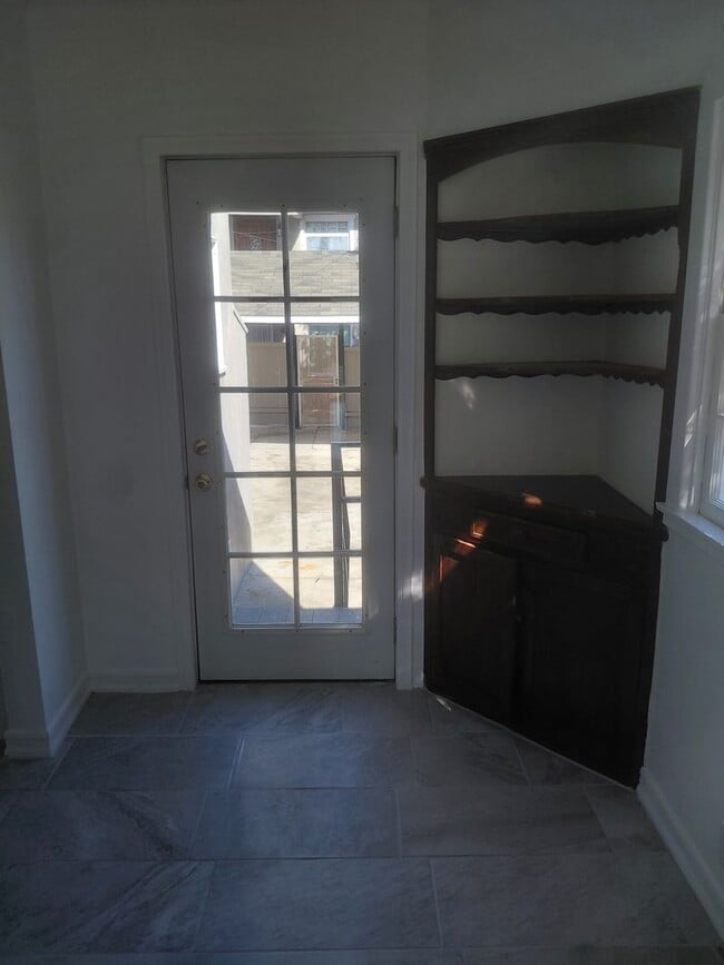 Building Photo - 1010