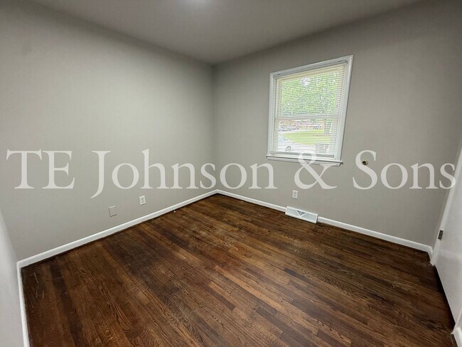 Building Photo - Newly Renovated 4 Bedroom Home with Hardwood Floors & Central A/C in Winston-Salem