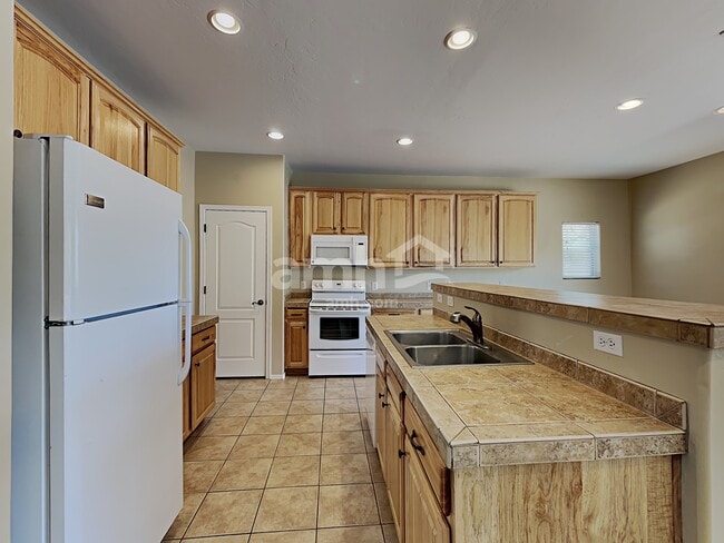 Building Photo - 1115 W Calle Puesta del Sol