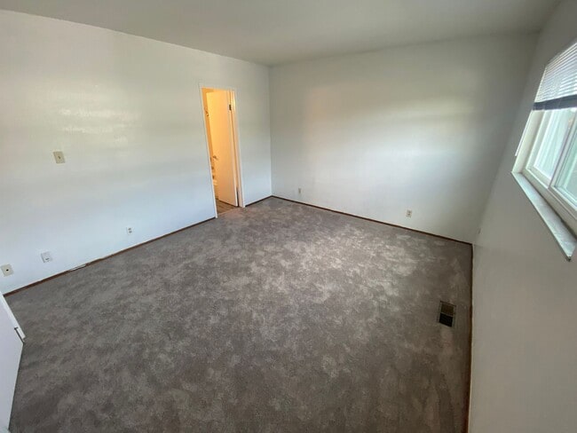 Building Photo - Two Bedroom Townhome W/ Parking, Dishwasher & In Unit Washer/Dryer!