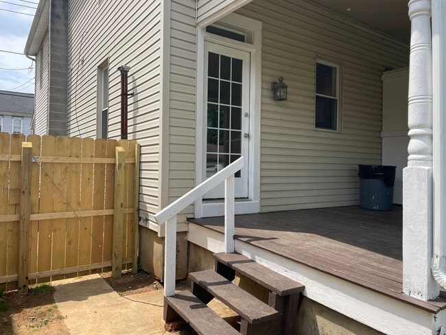 Building Photo - Charming & Well-Maintained 2-Bedroom, 1.5-...