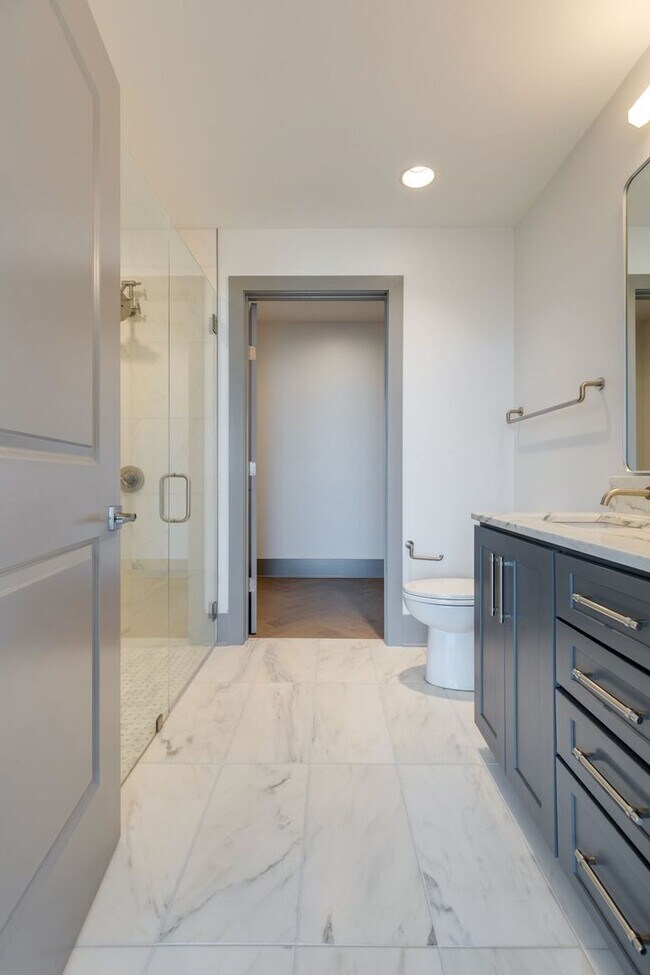 Building Photo - 2 Bedroom Luxury Condo w/ Exquisite Design and World-class Service