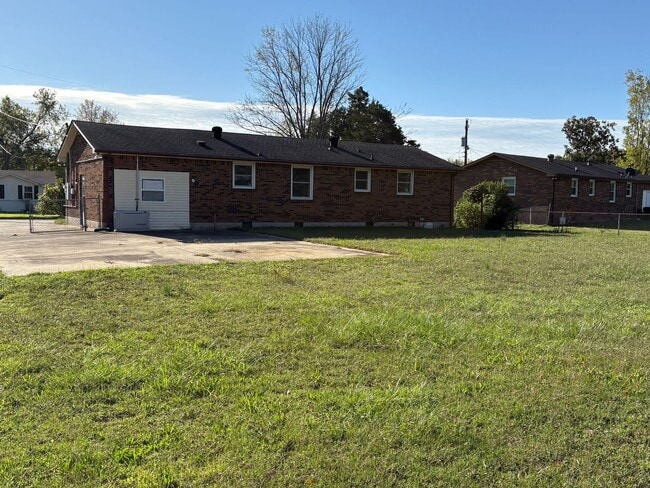 Building Photo - 3 Bedroom 1 1/2 Bathroom Home!