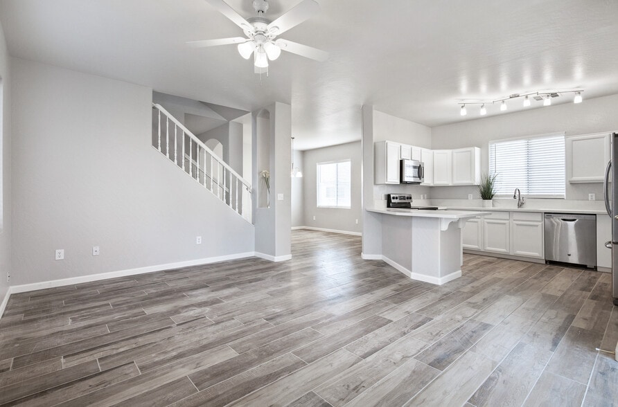 Family Room - 664 E Mariposa Pl