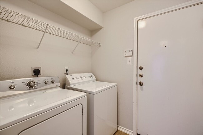 Building Photo - 3 bedroom 2 bathroom on a culdesac located on the far westside of San Antonio