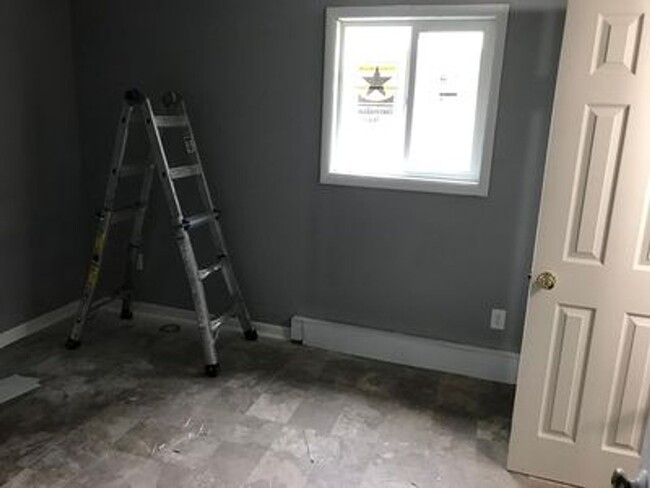 Building Photo - Cozy 3 bed 1.5 bath with Backyard