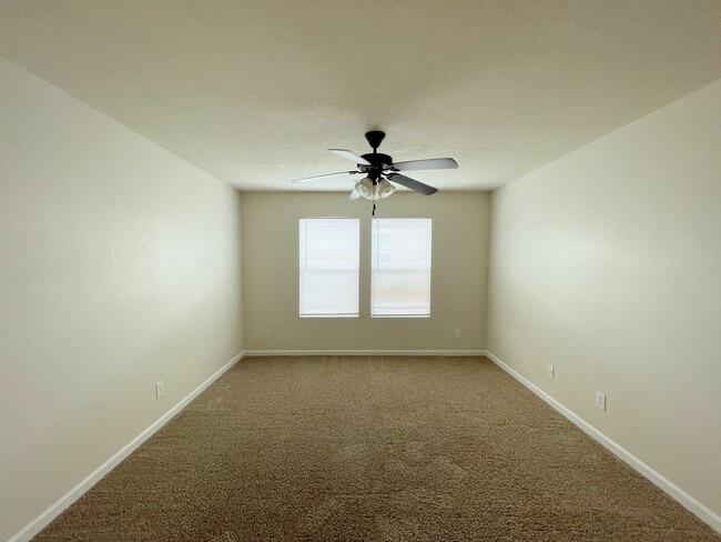 Building Photo - 3177 Lakeland Dr SW