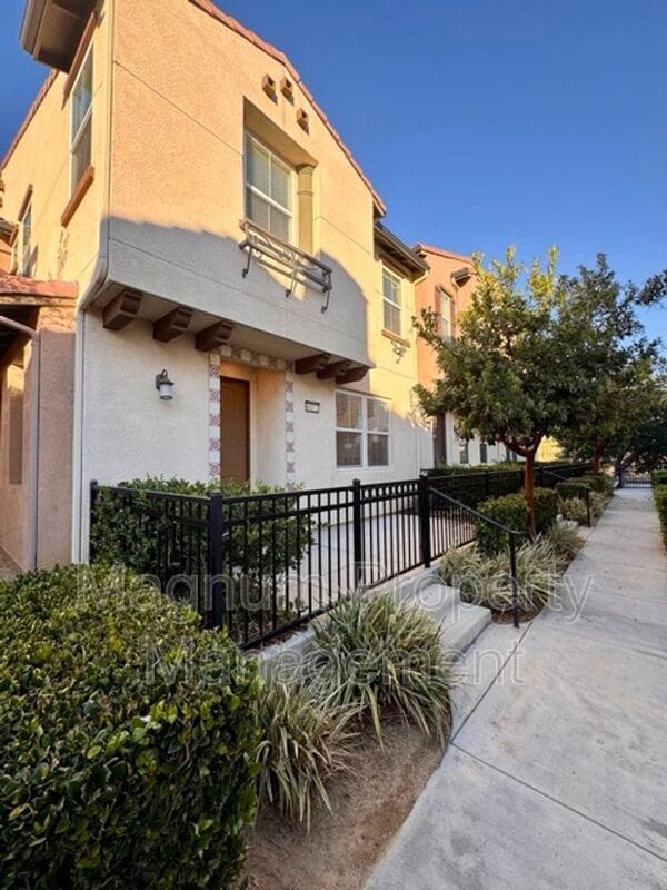 Building Photo - 40372 Calle Real