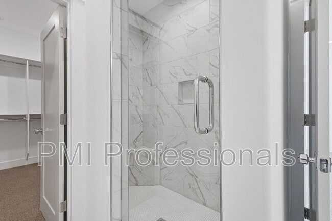 Building Photo - 227 S Bilbro Ave