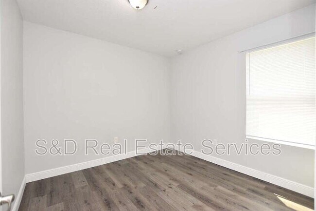 Building Photo - 525 Albatross Dr