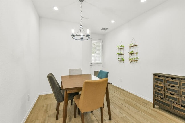 Building Photo - 5526 Hyde Park Dr