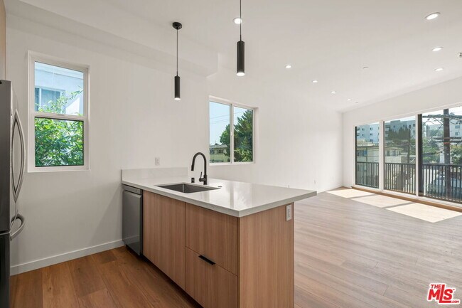 Building Photo - 257 S Park View St