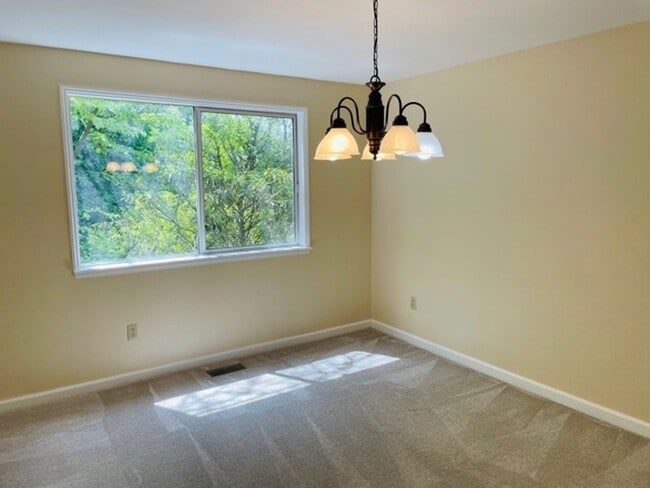 Building Photo - Large 4 Bedroom in Somerset Neighborhood