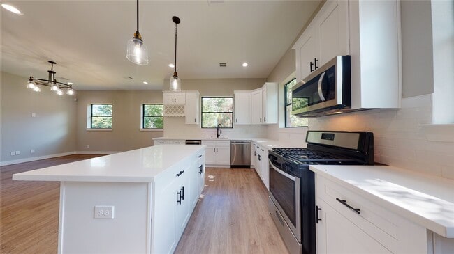 Building Photo - 806 E 39th St