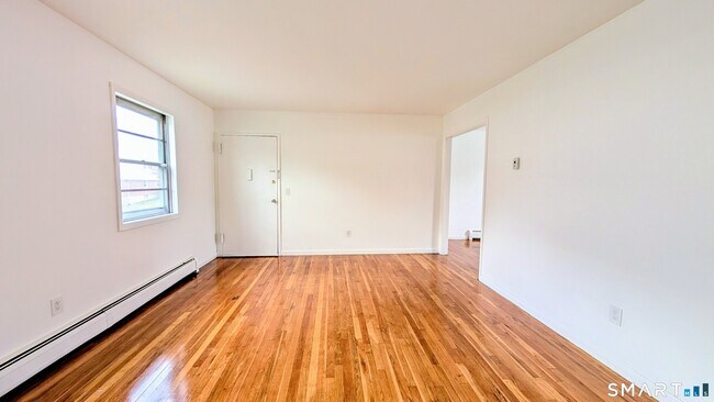 Building Photo - 14 Fairview Dr