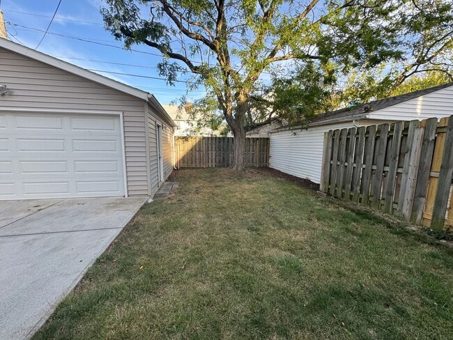 Building Photo - 2115 Lewis Dr