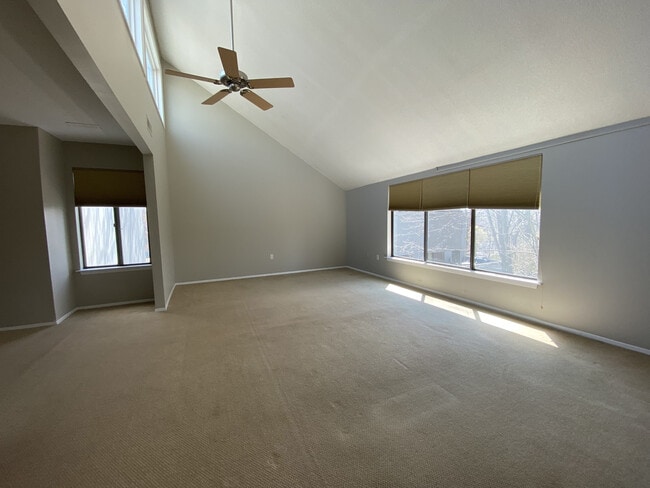 Building Photo - 7 Redwood Ln